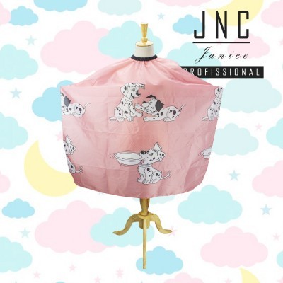 Capa de corte rosa com desenhos de dálmatas num manequim