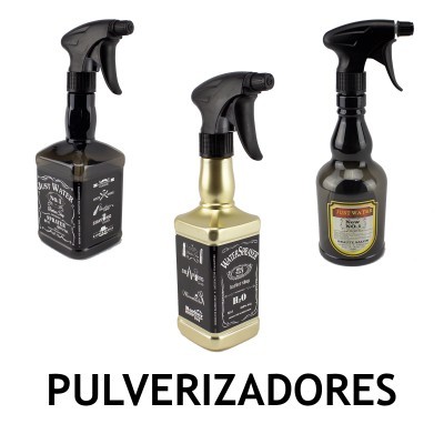 Três pulverizadores de plástico com gatilho preto e diferentes rótulos e cores em fundo branco