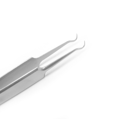 Pinça de metal prateada com ponta dupla curva sobre fundo branco