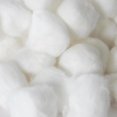 Bolas de algodão brancas e macias empilhadas