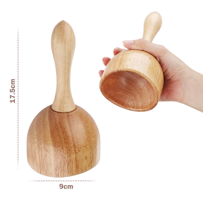 Utensílios de cozinha em madeira com base redonda e pega, fundo branco