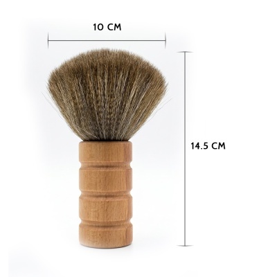 Pincel de barbear com cabo de madeira e cerdas castanhas, com medidas 14,5 cm altura e 10 cm largura.