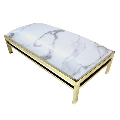 Bancada metálica dourada com tampo branco de padrão mármore