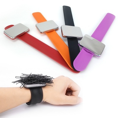Pulseiras magnéticas coloridas para segurar grampos de cabelo