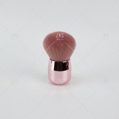 Pincel de maquilhagem com cerdas castanho-avermelhadas e cabo rosa e preto