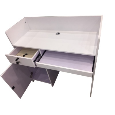 Secretária branca em madeira com gavetas e armários abertos