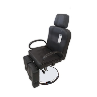 Cadeira de barbearia preta com apoio de braços e base cromada