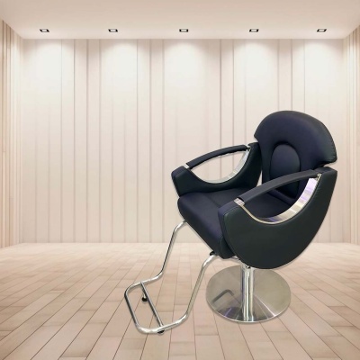 Cadeira de cabeleireiro preta com base metálica e apoio para pés