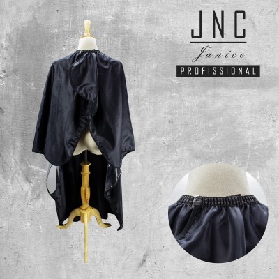 Capa de corte de cabelo preta em manequim com detalhe do elástico da gola