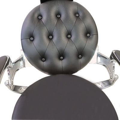 Cadeira de cabeleireiro preta com encosto capitonê e estrutura metálica cromada