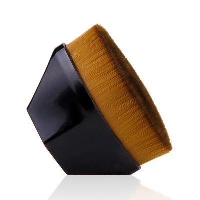 Pincel de maquilhagem com cerdas amarelas e cabo preto