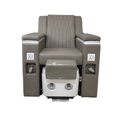 Cadeira de massagem cinzenta com encosto and apoios largos, tomadas eléctricas e base branca com botões cromados