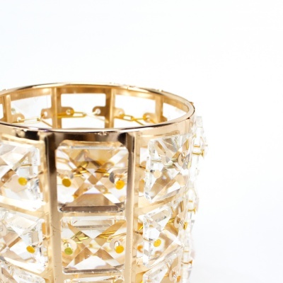 Pulseira dourada com cristais quadrados transparentes e pequenos detalhes dourados.