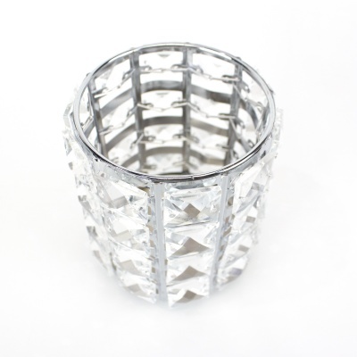 Suporte de vela em metal prateado com cristais quadrados transparentes