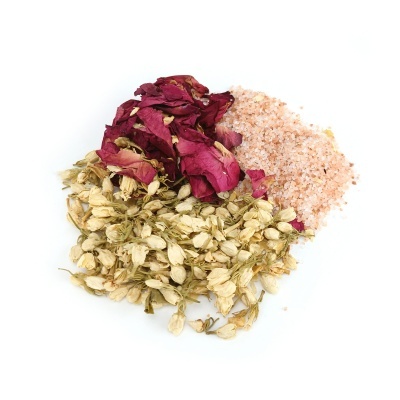 pétalas de rosa secas, flores de jasmim secas e sal rosa grosso sobre fundo branco