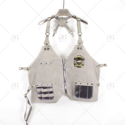 Colete cinza claro com fecho de correr e bolsos, pendurado