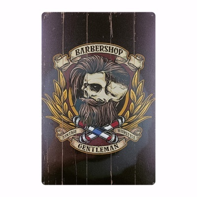 Placa metálica tema barbearia com ilustração de rosto metade caveira metade homem, ramos dourados e navalhas cruzadas.
