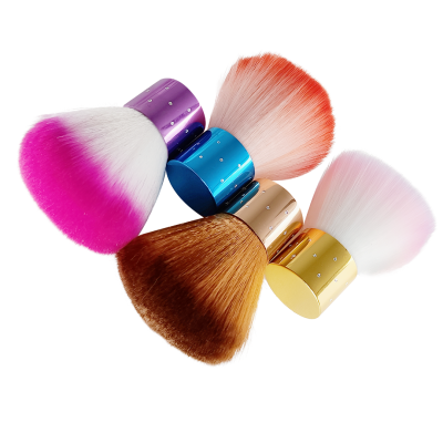 Quatro pincéis kabuki coloridos em fundo branco