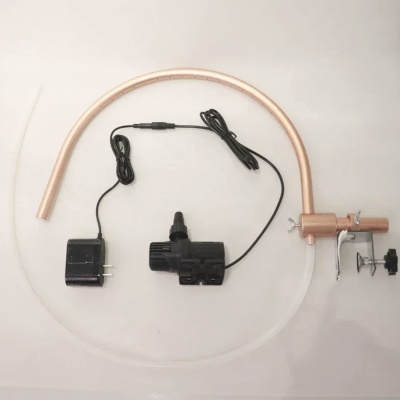Equipamento com tubo de cobre, mangueira transparente, bomba preta e adaptador de energia