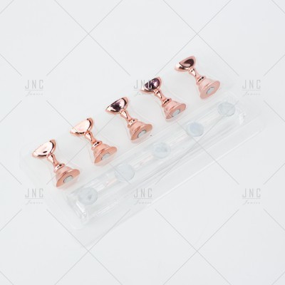 Cinco clips de metal cor de rosa sobre base transparente