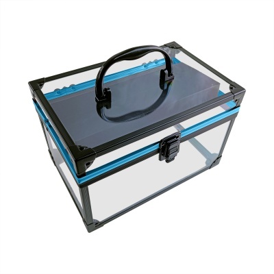 Caixa transparente com armação preta e tampa azul, com pega preta
