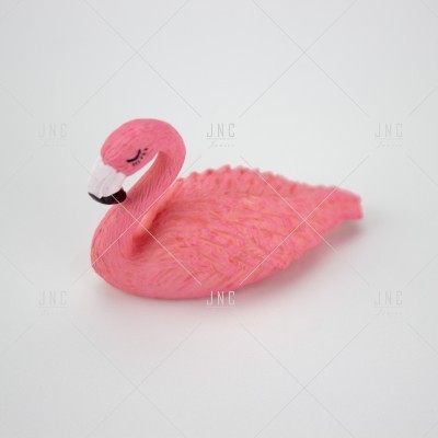 Figura decorativa de flamingo rosa com textura detalhada