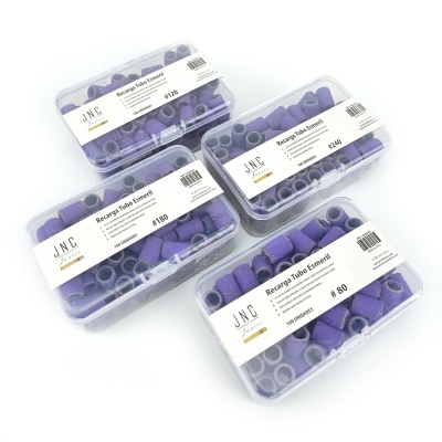 Caixas de recargas de lixas tubulares roxas com etiquetas brancas em fundo branco.