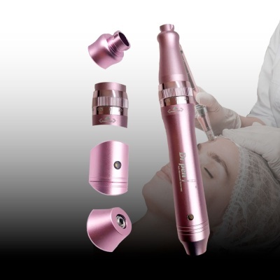 Caneta metálica rosa para micropigmentação com peças desmontadas, usada em estética facial