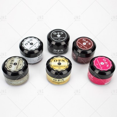 Frascos pequenos de gel para unhas em várias cores com tampas pretas e rótulos redondos sobre fundo branco