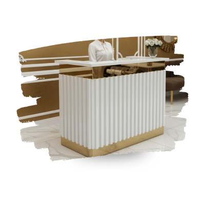 balcão de receção branco com detalhes dourados e vaso de flores brancas