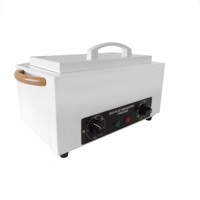 Aparato retangular branco com painel frontal preto, botões giratórios e alça de madeira