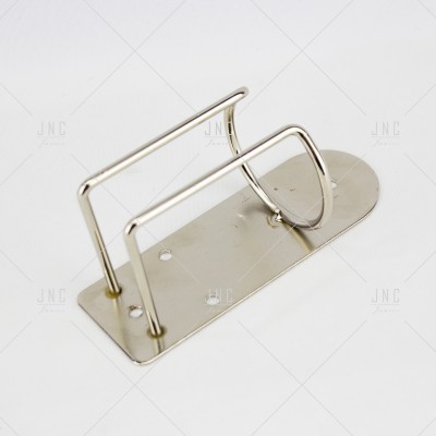 Suporte metálico prateado sobre fundo branco