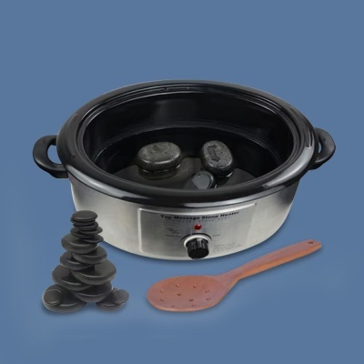 Aquecedor de pedras para massagem em aço inoxidável com pedras e colher de madeira.