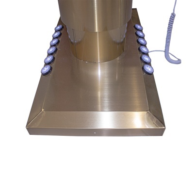 Base metálica quadrada com botões redondos e cabo enrolado