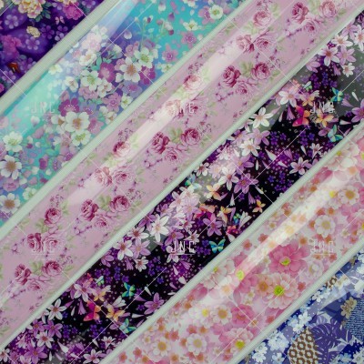 fitas decorativas florais coloridas em textura lisa