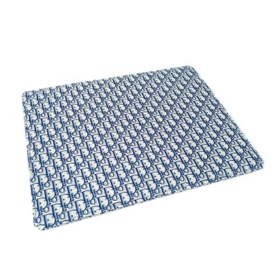 Tapete ou esteira azul e branca com padrão repetido de letras