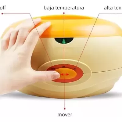 Dispositivo redondo bege e amarelo com etiquetas em espanhol e mão a mexer no botão