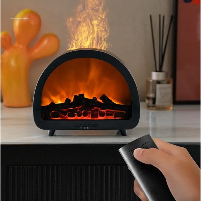 Lareira elétrica decorativa preta com controlo remoto numa mão sobre móvel com decoração