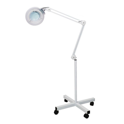 Lâmpada de chão branca com lente aumentadora e base de rodízios