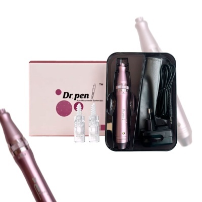 Kit de microneedling Dr. Pen rosa com acessórios embalado em caixa branca.