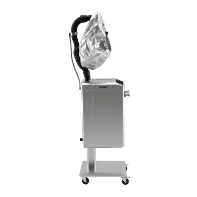 Máquina industrial prateada com tubo flexível e capa prateada sobre base com rodas
