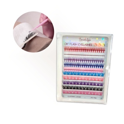 Conjunto de pestanas falsas coloridas em embalagem transparente com aplicação em pessoa
