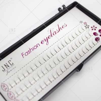 Estojo preto com pestanas postiças brancas, texto 'Fashion eyelashes' e logótipo 'JNC'