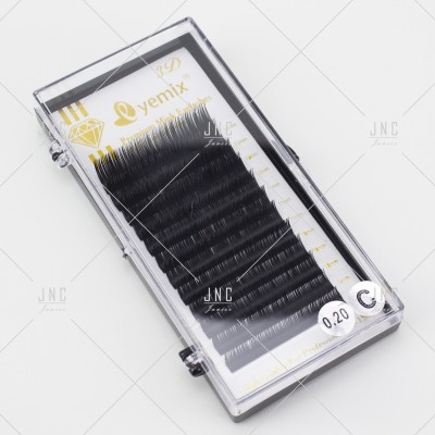 Caixa de pestanas postiços pretos com etiqueta 0,20 e letra C