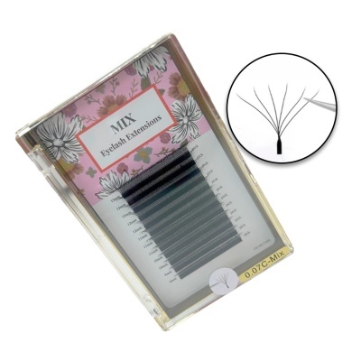 Caixa transparente com extensões de pestanas e etiqueta floral