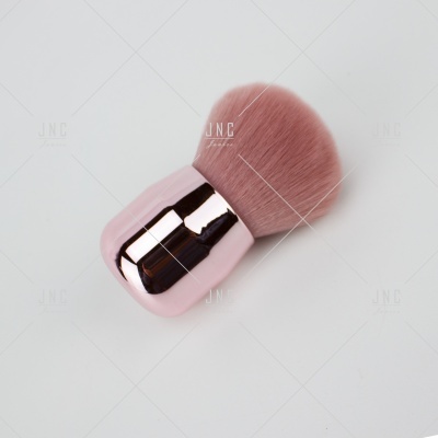 Pincel de maquilhagem kabuki rosa com cabo metálico prateado