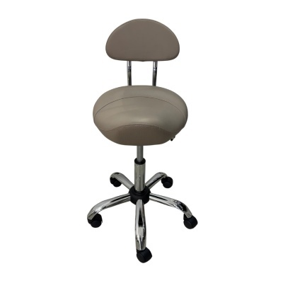 Cadeira de escritório cinza com base metálica cromada e rodas