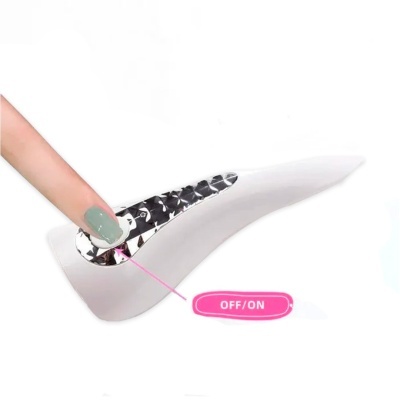 Dispositivo branco com botão OFF/ON rosa e textura metálica preta sendo pressionado por dedo