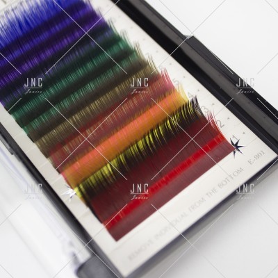 Estojo com pestanas artificiais coloridas organizadas em faixas horizontais.