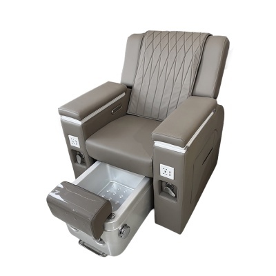 Cadeira de massagem ou SPA cinzenta com tabuleiro metálico para pés